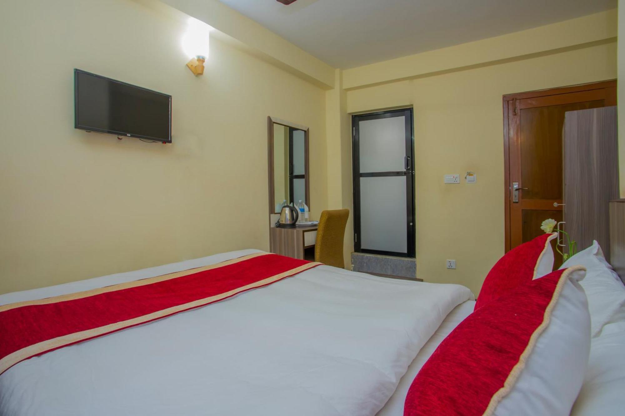 Oyo 297 Hotel Aayam Катманду Екстериор снимка
