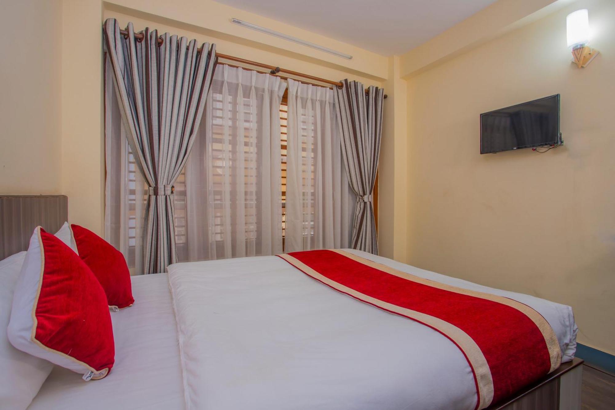 Oyo 297 Hotel Aayam Катманду Екстериор снимка
