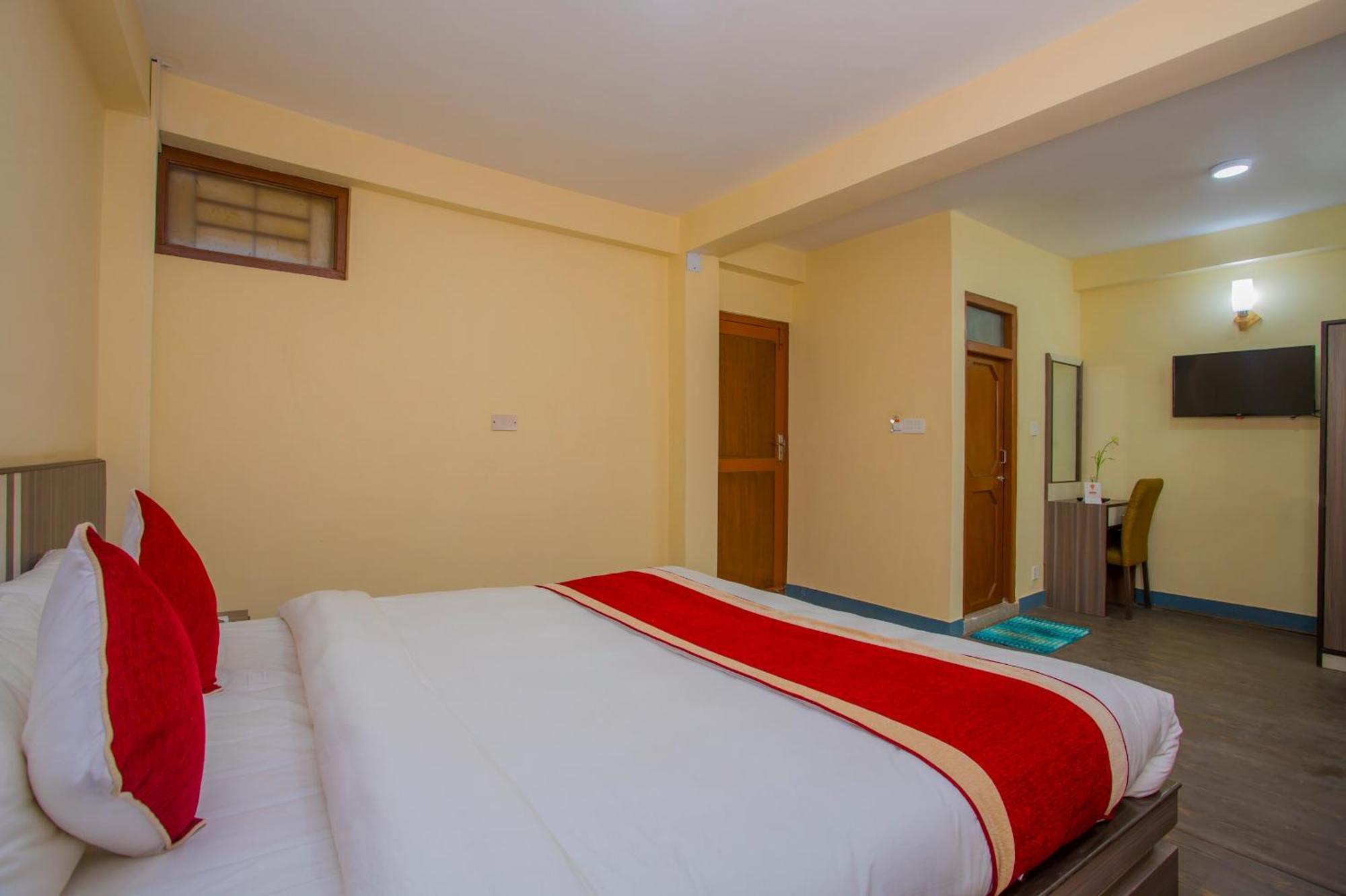 Oyo 297 Hotel Aayam Катманду Екстериор снимка