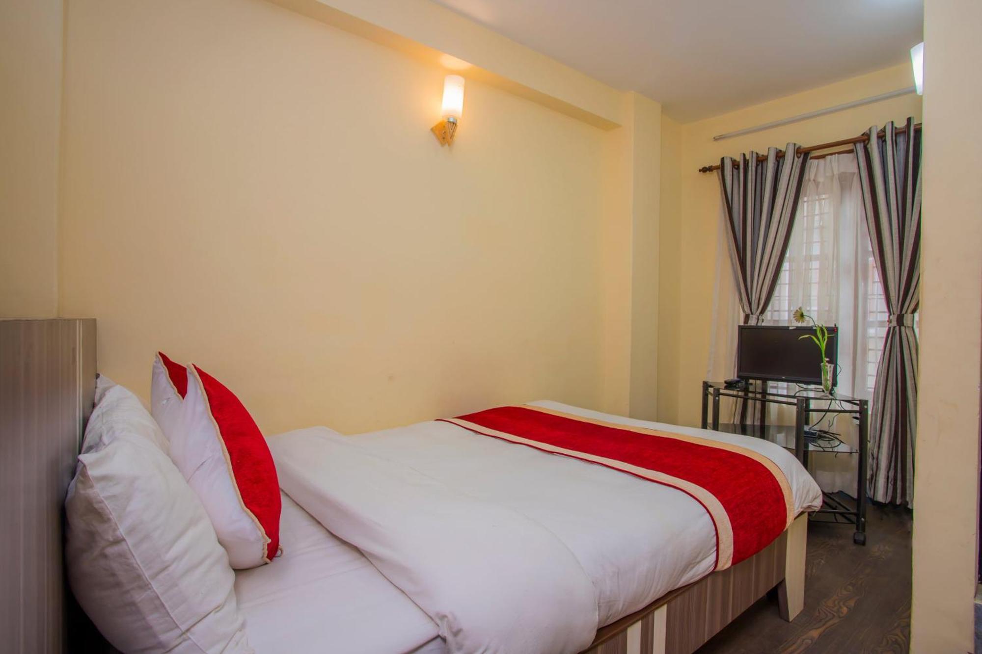 Oyo 297 Hotel Aayam Катманду Екстериор снимка