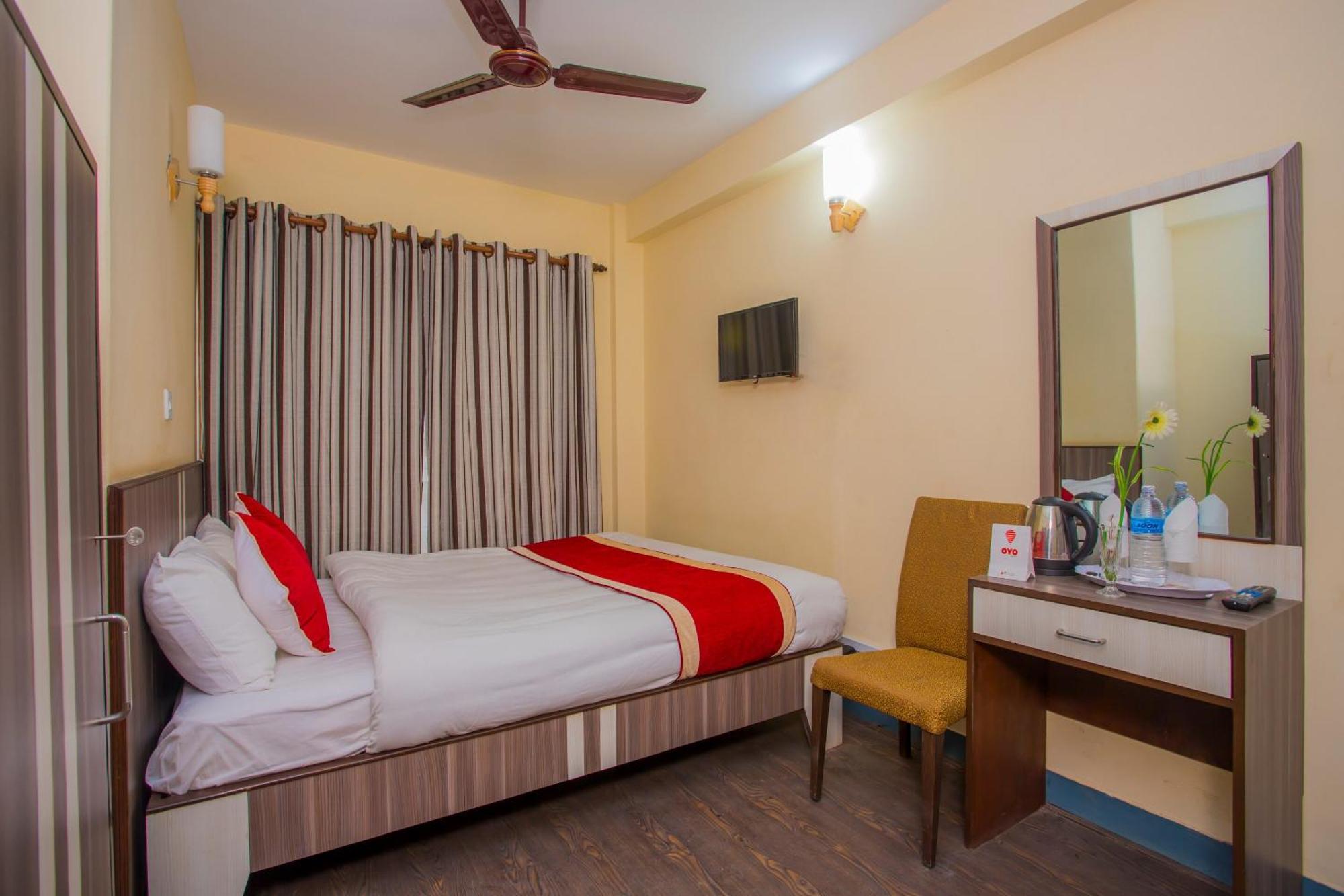 Oyo 297 Hotel Aayam Катманду Екстериор снимка