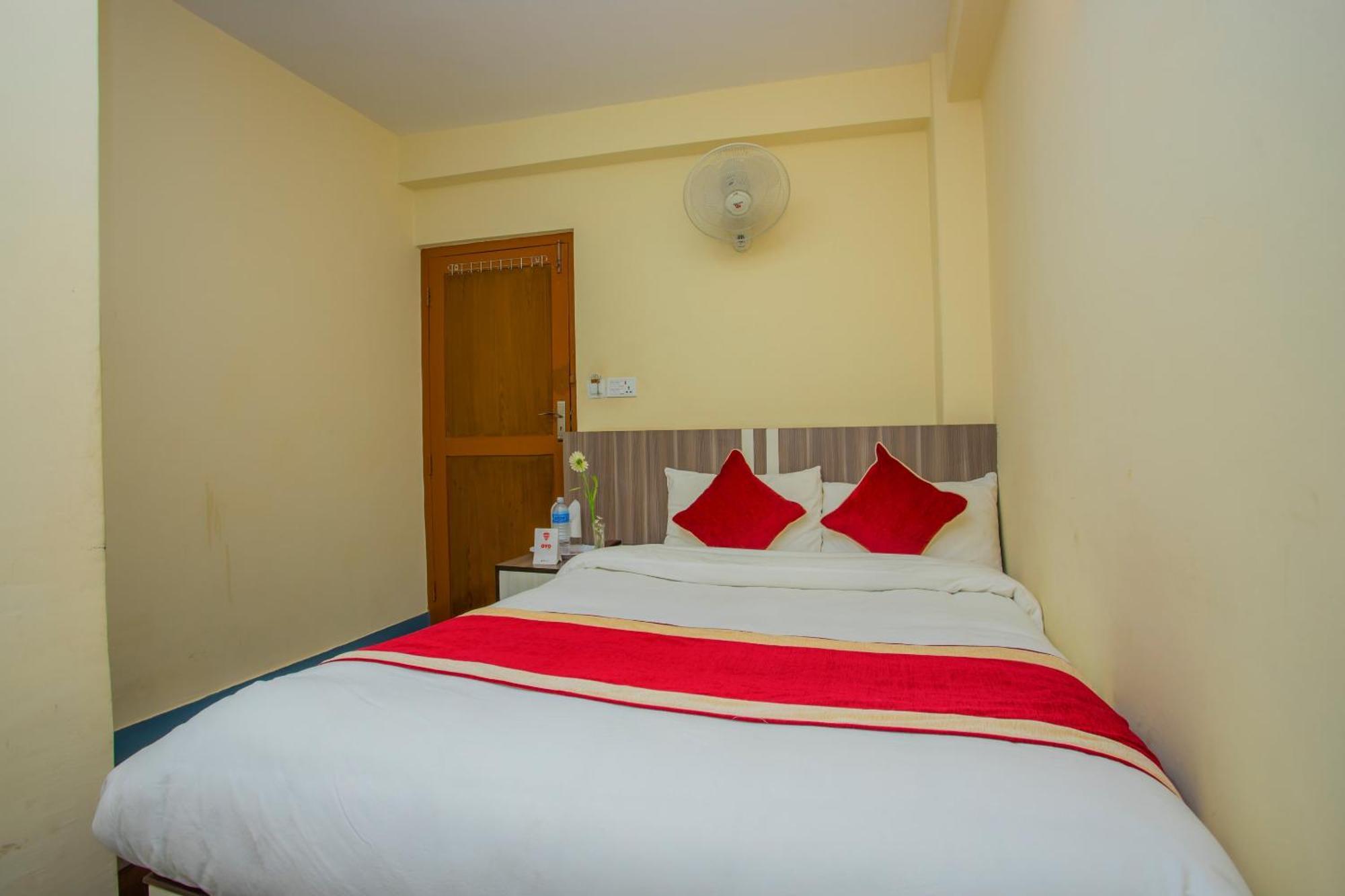 Oyo 297 Hotel Aayam Катманду Екстериор снимка