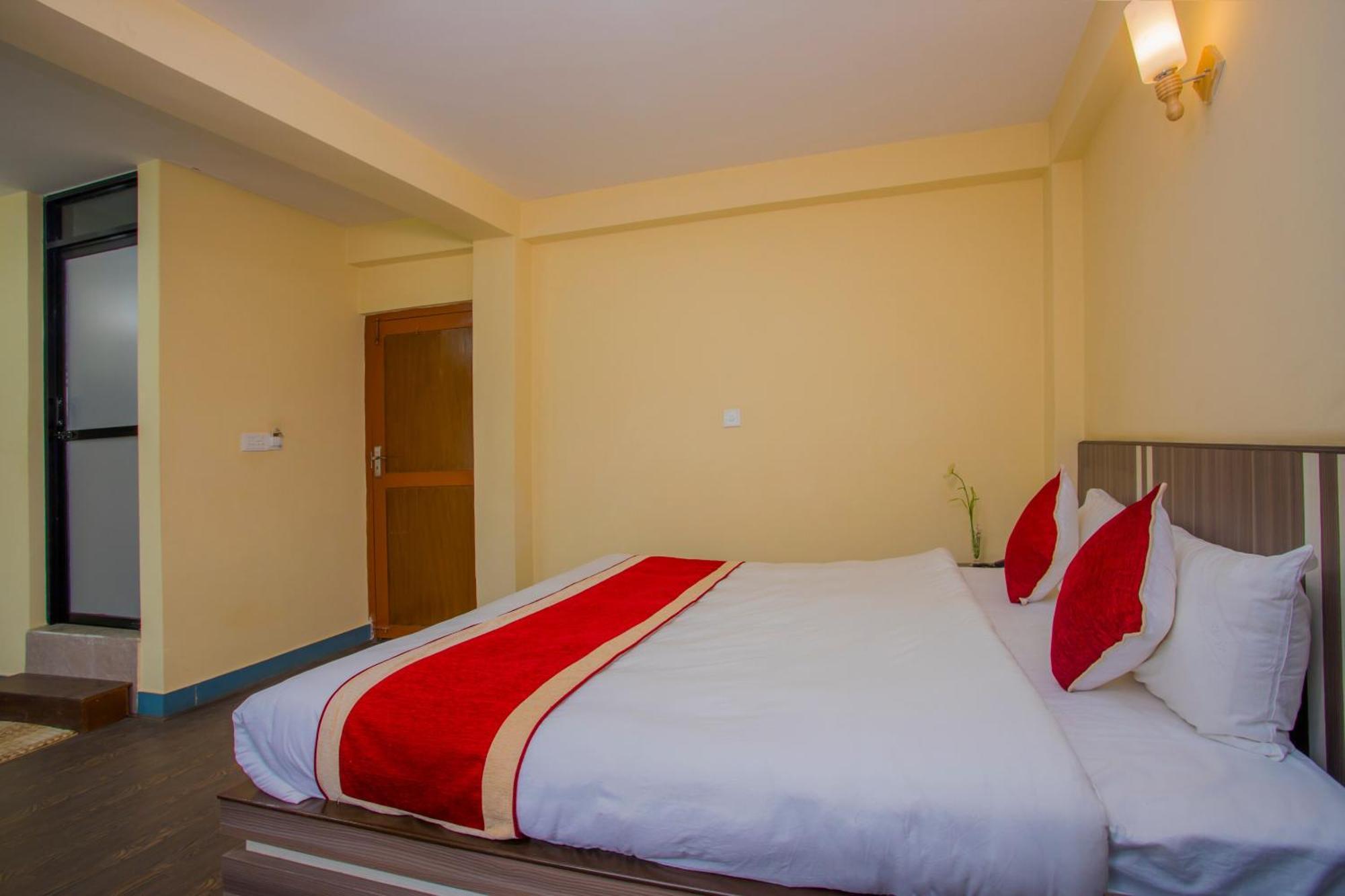 Oyo 297 Hotel Aayam Катманду Екстериор снимка