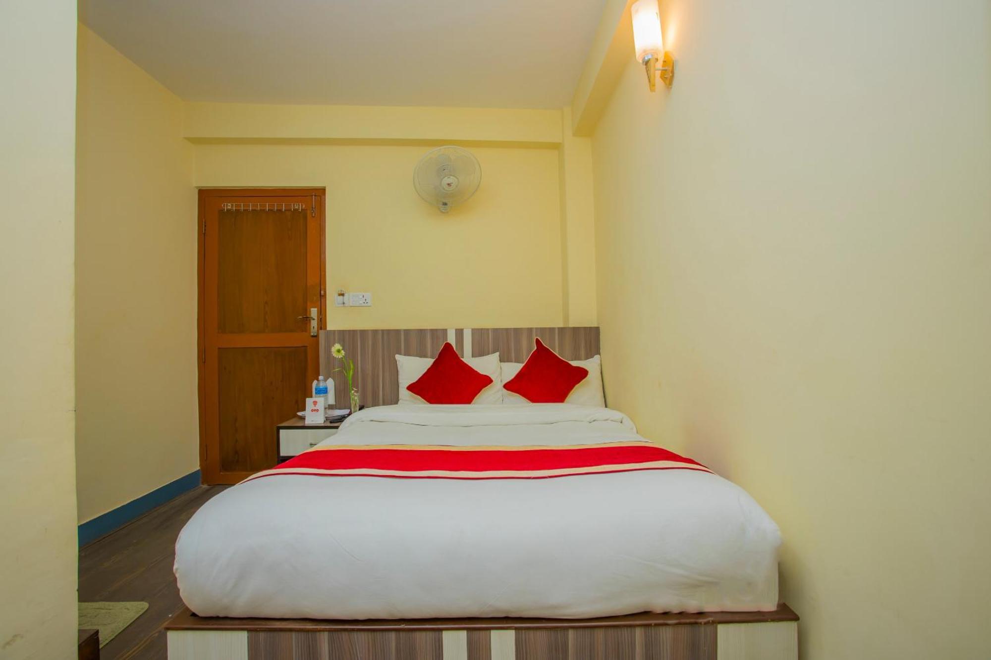 Oyo 297 Hotel Aayam Катманду Екстериор снимка